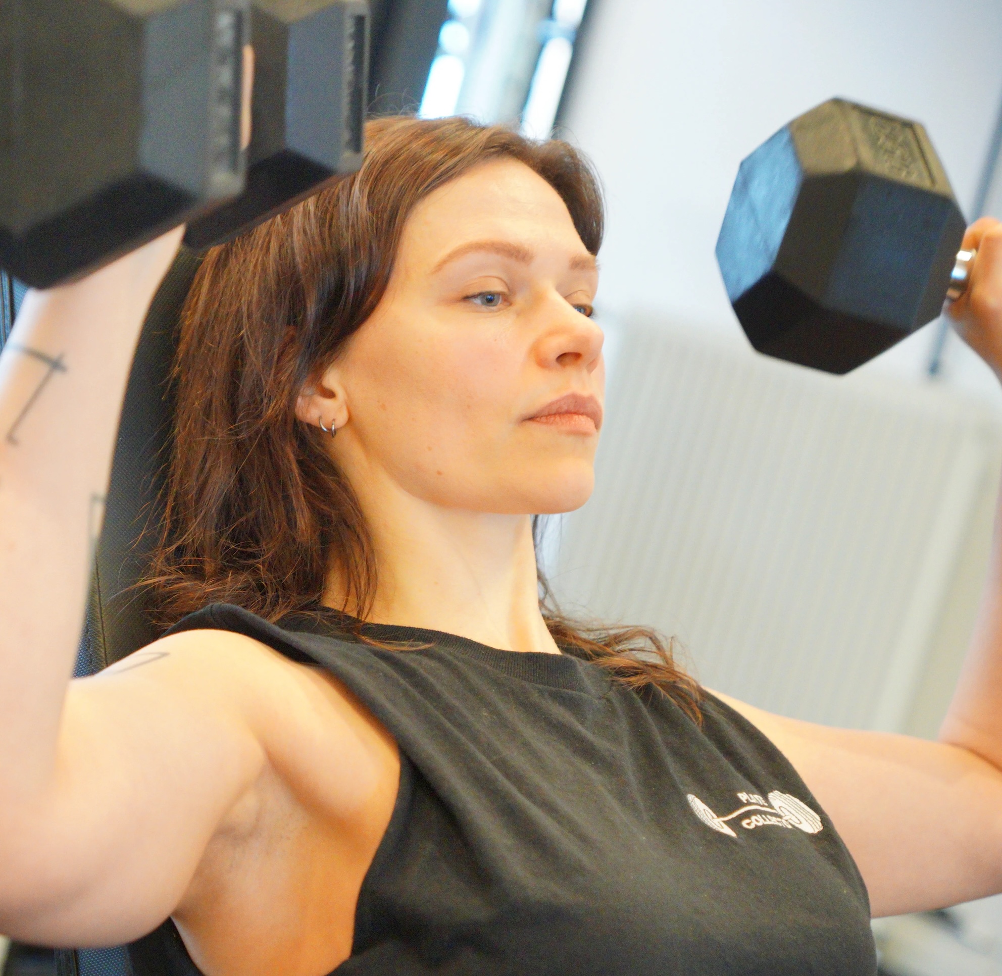 Lena Traninger beim Kurzhantel-Training