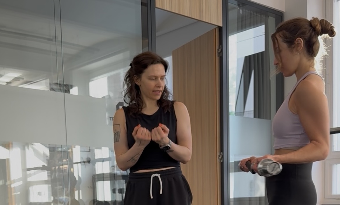 Personal Training Session in 1050 Wien: Trainerin coacht Klientin beim Krafttraining